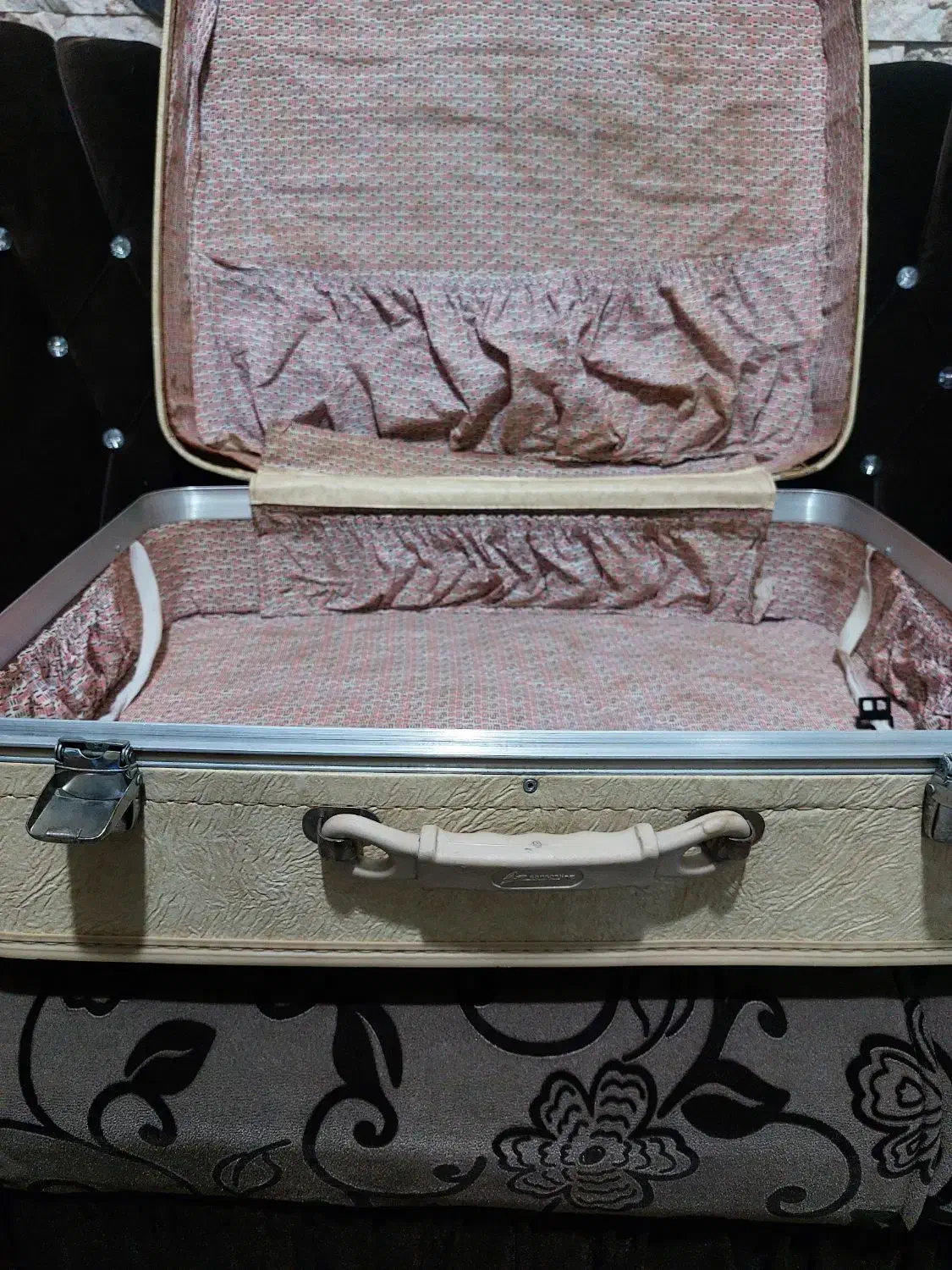 چمدان قدیمی|کلکسیون اشیاء عتیقه|اصفهان, خانه اصفهان|دیوار