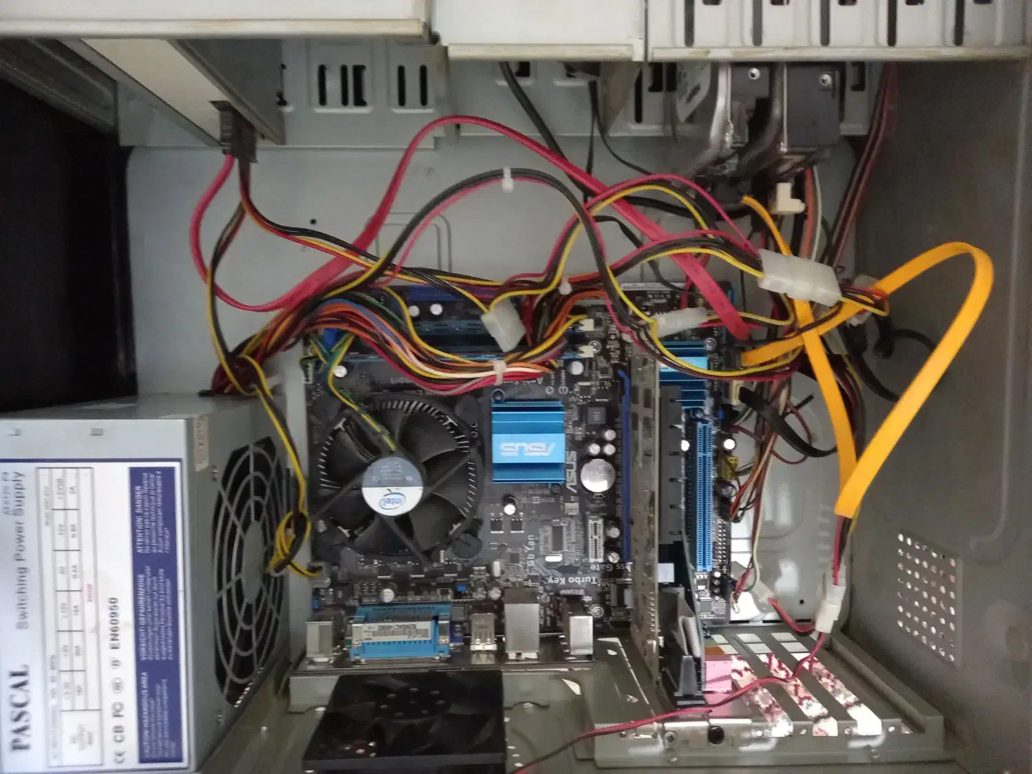 کامپیوتر کامل و قوی|رایانه رومیزی|شاهین‌شهر, عطار|دیوار