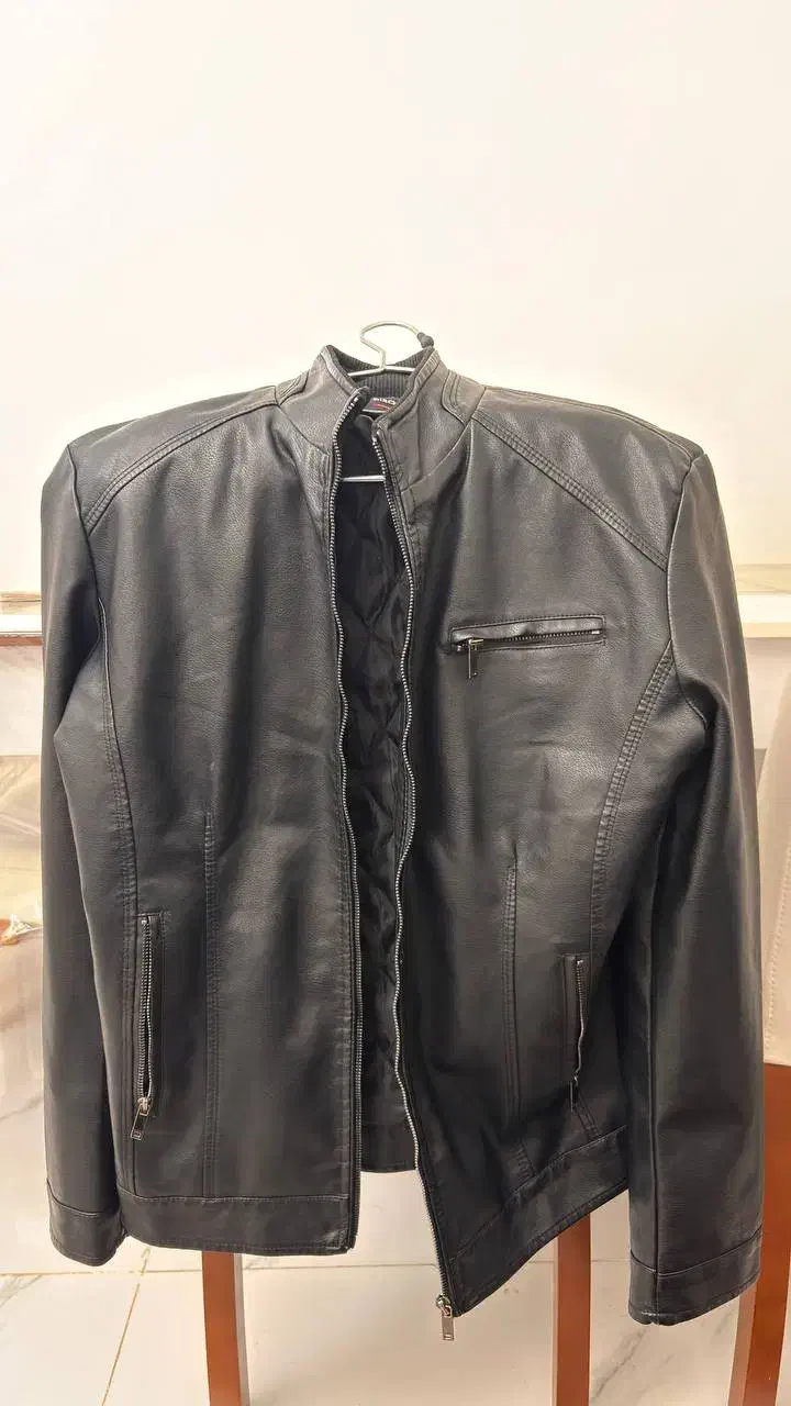 کت چرم|لباس|کرج, اصفهانی‌ها|دیوار