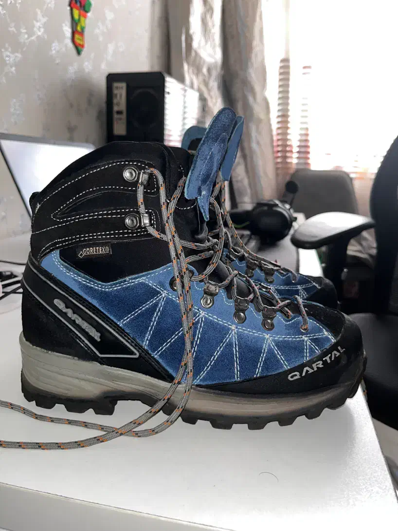 کتونی کوهنوردی اسپرت خارجی.|کیف، کفش، کمربند|اندیشه, اندیشه فاز ۳|دیوار