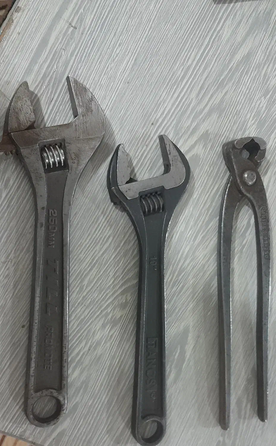 چند عدد آچار|ابزارآلات|مشکین‌دشت, |دیوار