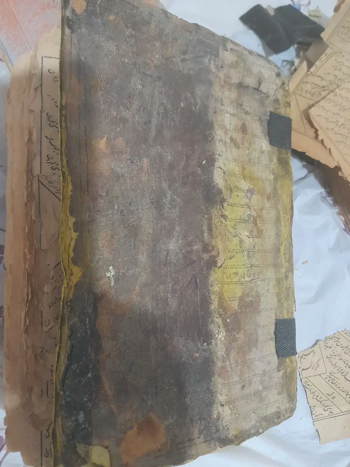 تعداد ۴ کتاب که قدیمی میباشد چاپ سنگی سال ۱۳۱۴|کلکسیون اشیاء عتیقه|اقبالیه, |دیوار