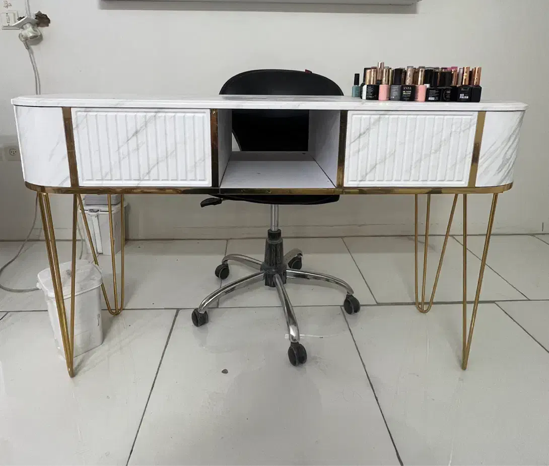 میز مانیکور و صندلی مخصوص، در حد نو|آرایشگاه و سالن‌های زیبایی|اراک, |دیوار