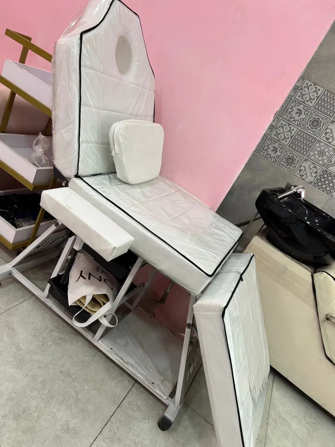 لوازم آرایشگاهی نو آیینه صندلی میزناخن تخت مژه|آرایشگاه و سالن‌های زیبایی|رشت, گلسار|دیوار