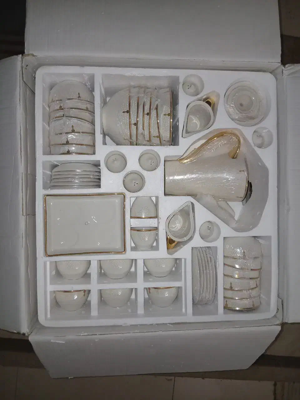 ظروف چینی غذا خوری طرح جهانی سلطنتی ۳۶ نفره|ظروف سرو و پذیرایی|کاشان, امیرکبیر|دیوار