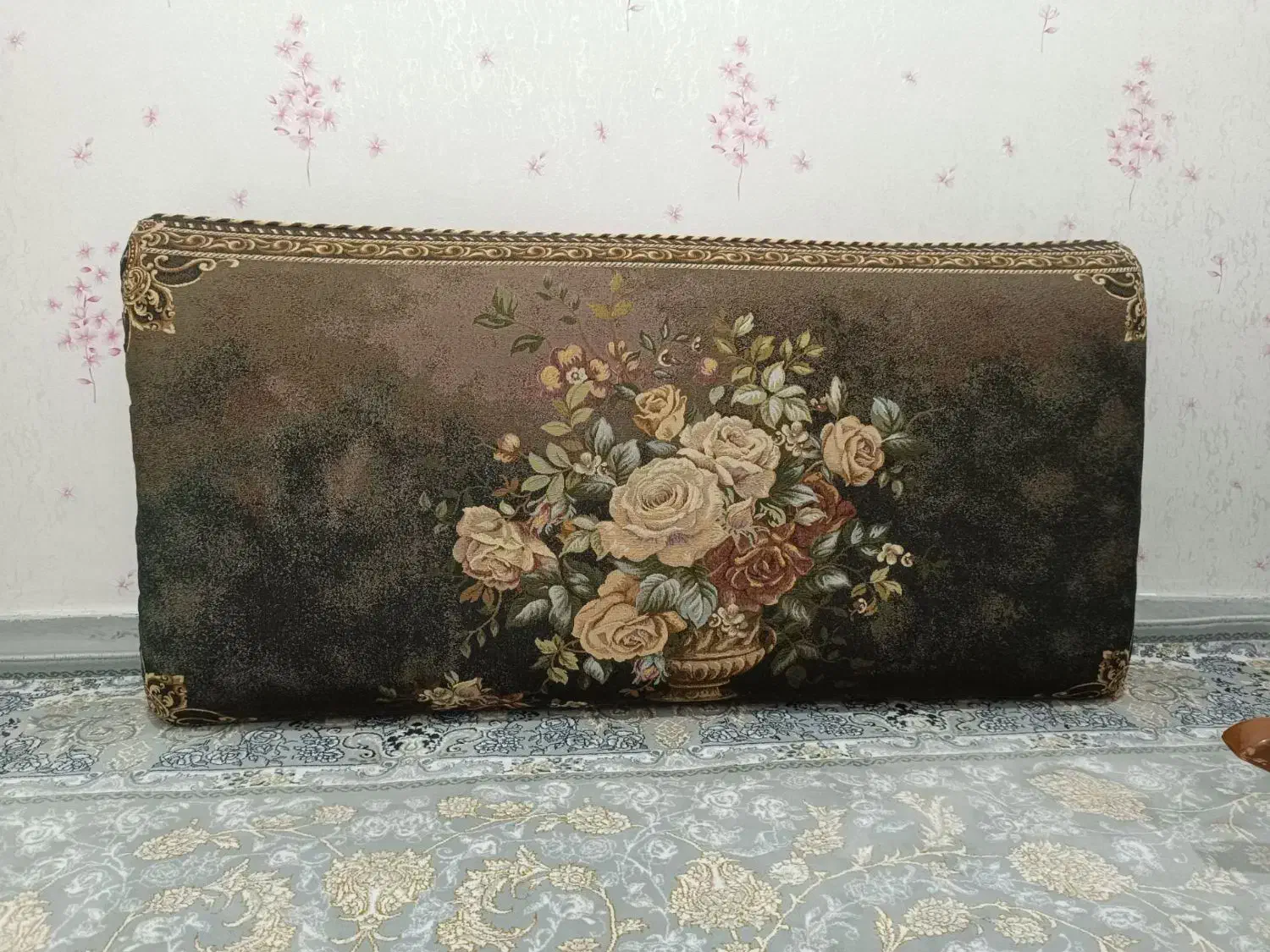 پشتی، دی وی دی، تختخواب، دستگاه اصلاح|پشتی|قروه, |دیوار