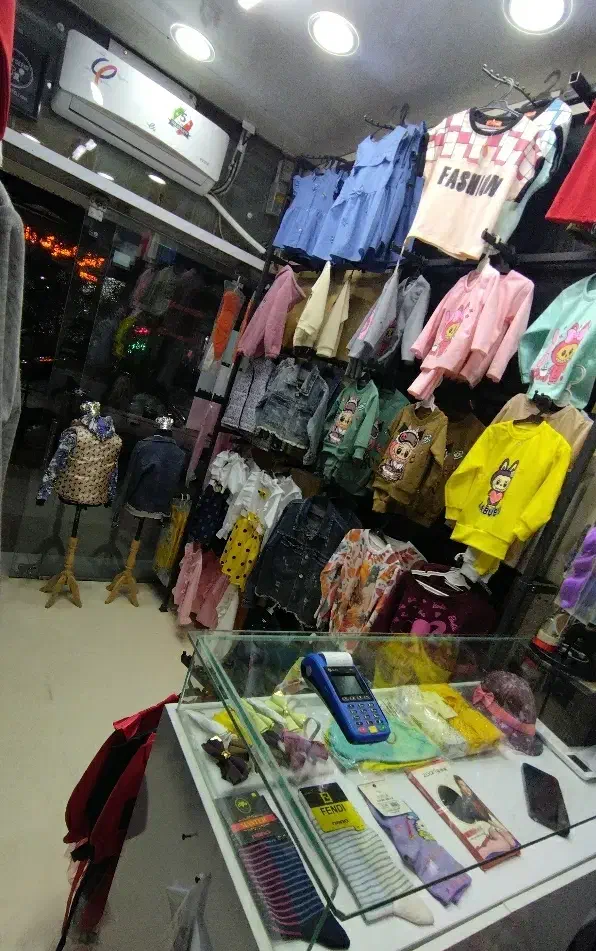 واگذاری مغازه پوشاک بچگانه با کلیه اجناس|فروشگاه و مغازه|زابل, |دیوار