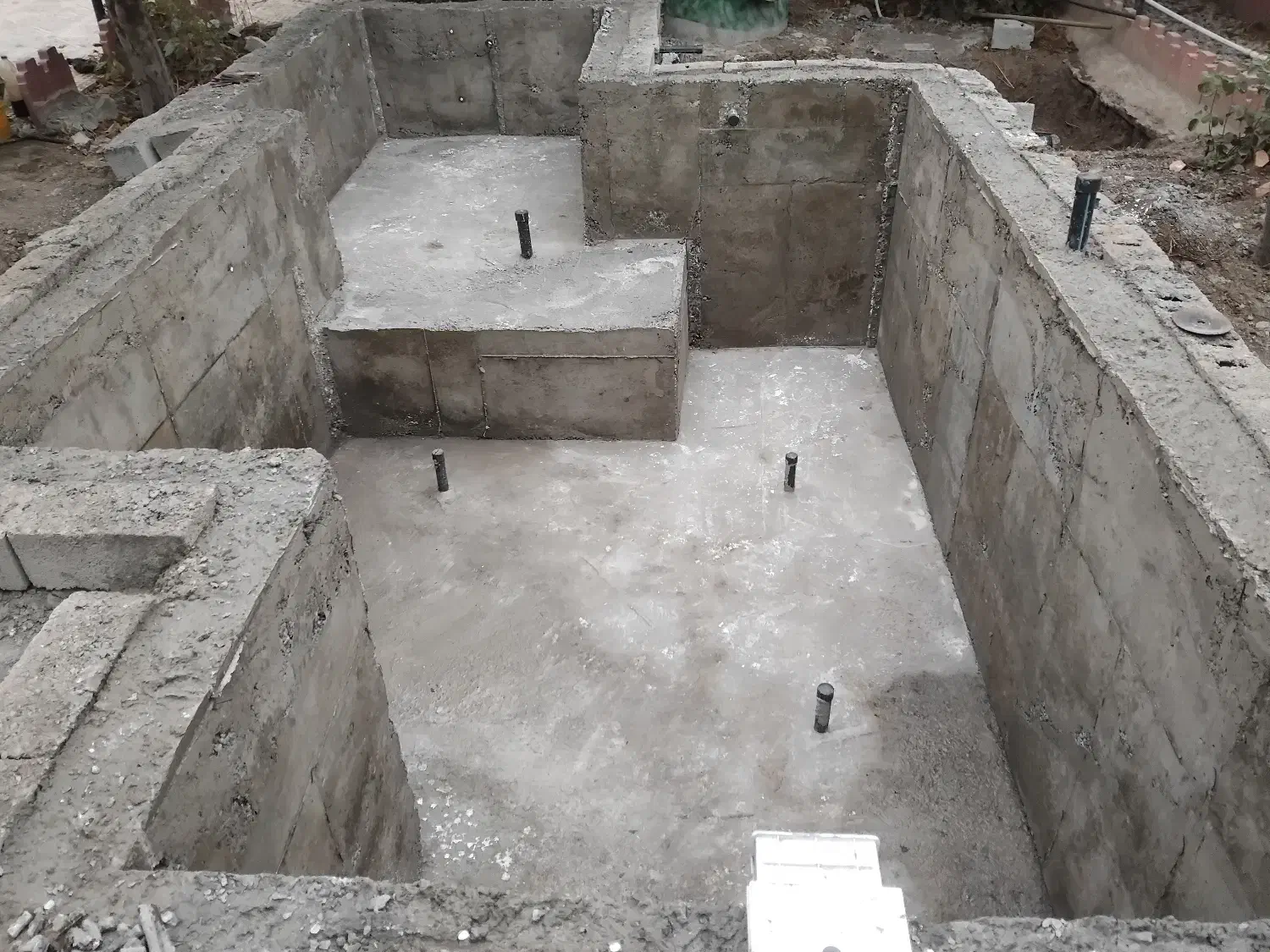 ساخت بتن استخر متری یک‌ونیم با چک|خدمات پیشه و مهارت|رشت, کوی امام رضا|دیوار