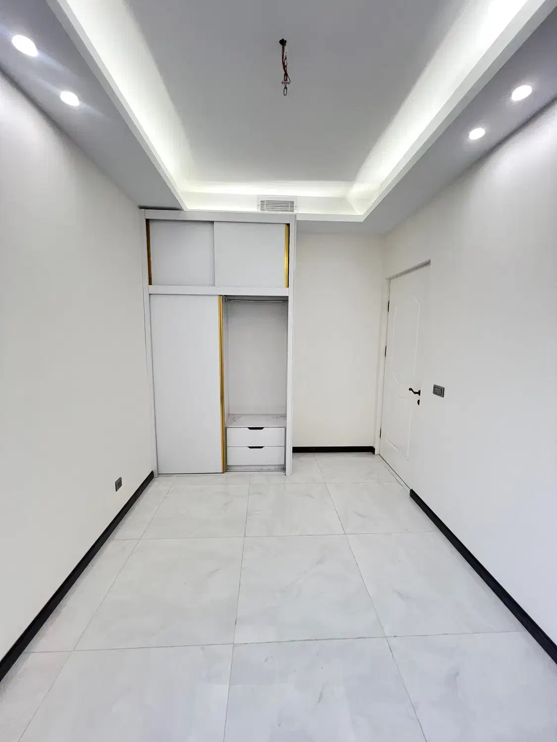 ۱۳۷‌متر/۳‌خواب/نوساز/ویو جذاب/محل دنج ظفر