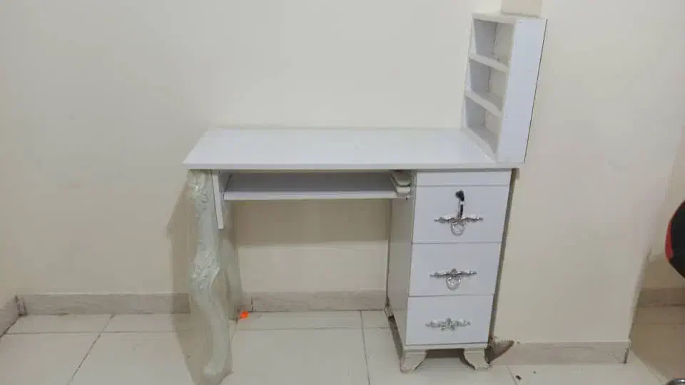 فوری صندلی ،میز ناخن|آرایشگاه و سالنهای زیبایی|قشم, |دیوار