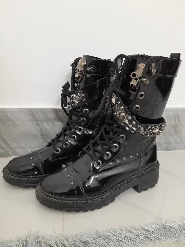 پوتین درحد نو|کیف، کفش، کمربند|قم, بنیاد|دیوار