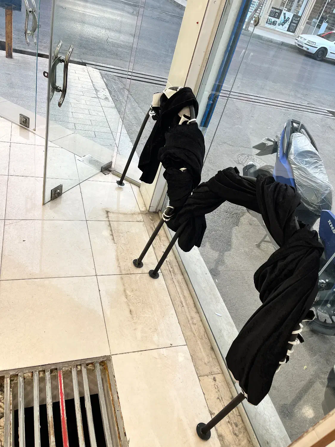 مانکن دکور ویترین تگ(دزدگیر) رگال چوب لباسی|فروشگاه و مغازه|قم, نخودی|دیوار