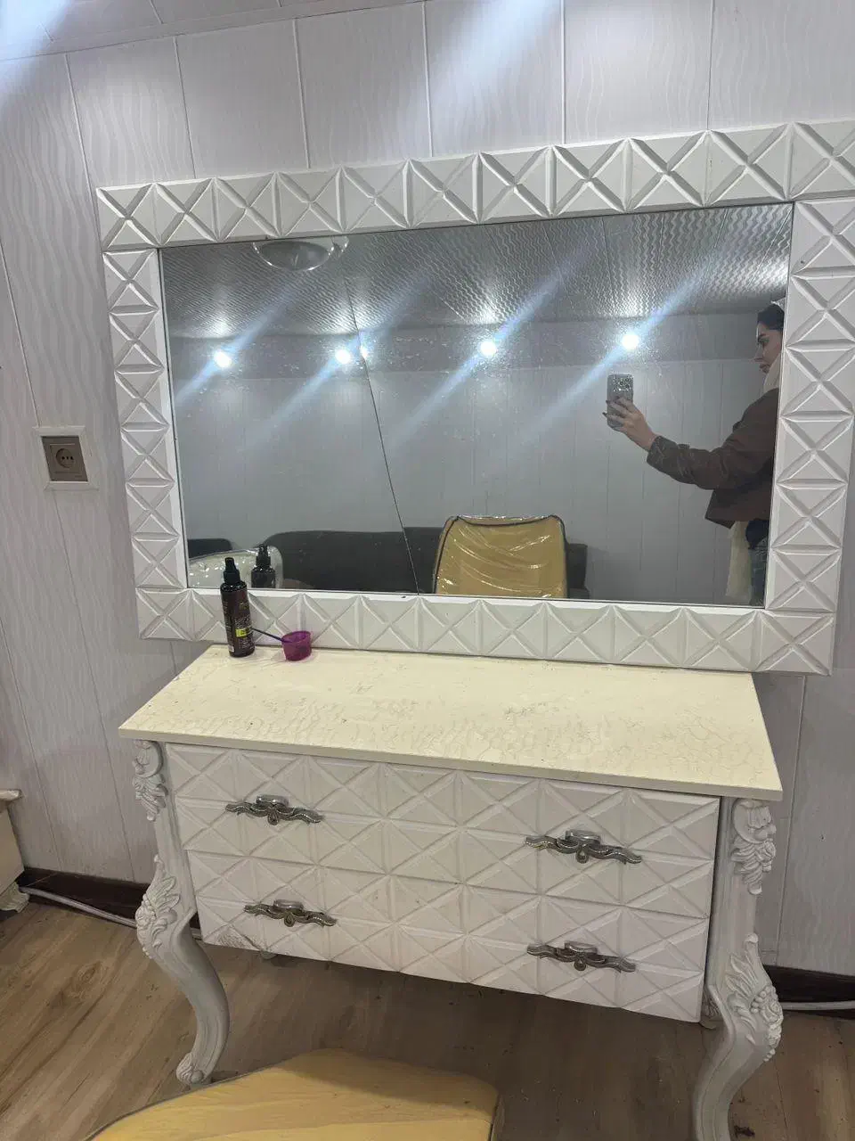 میزو آینه وصندلی آرایشگاهی|آرایشگاه و سالنهای زیبایی|قائمشهر, |دیوار