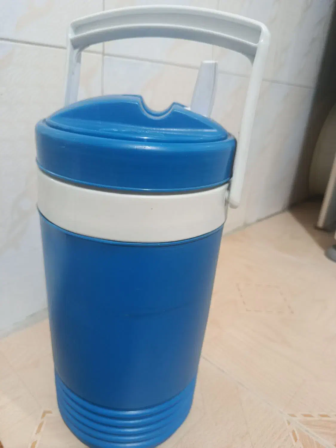 کلمن اب|ظروف نگهدارنده، پلاستیکی، یک‌بارمصرف|رباط‌کریم, رباط‌کریم|دیوار