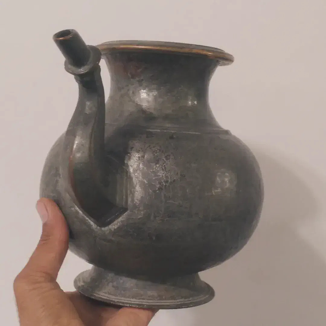 ابریق مسی|کلکسیون اشیاء عتیقه|بجستان, |دیوار