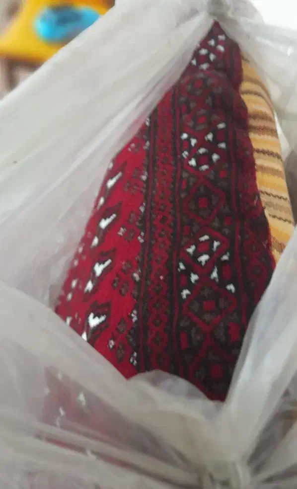 یک جفت پشتی نو|پشتی|ری, دیلمان|دیوار