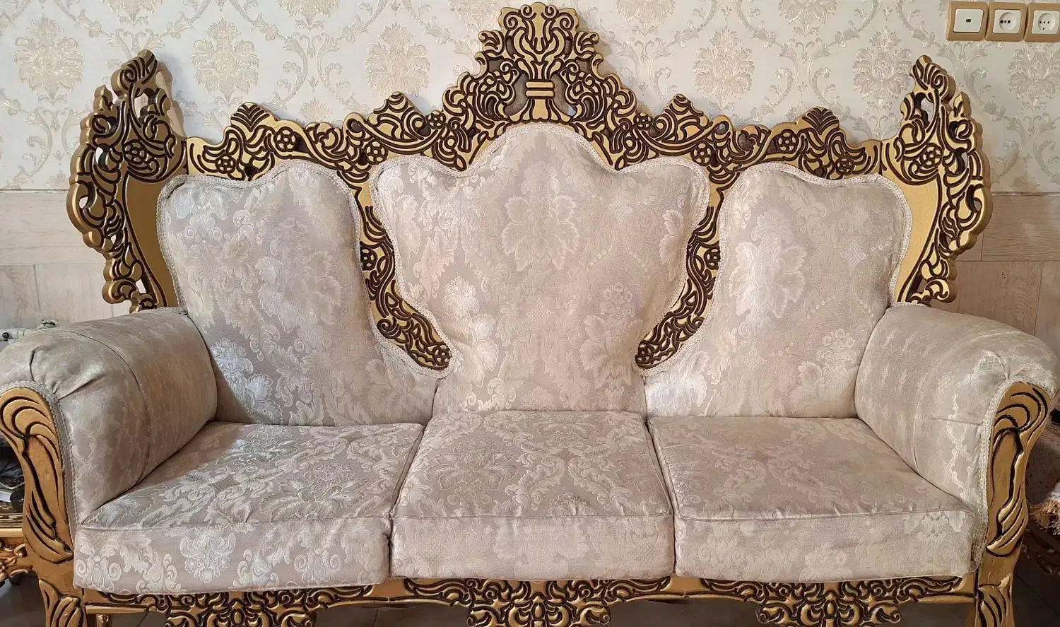 مبل در حد نو|مبلمان خانگی و میز عسلی|شیراز, کوشک میدان|دیوار