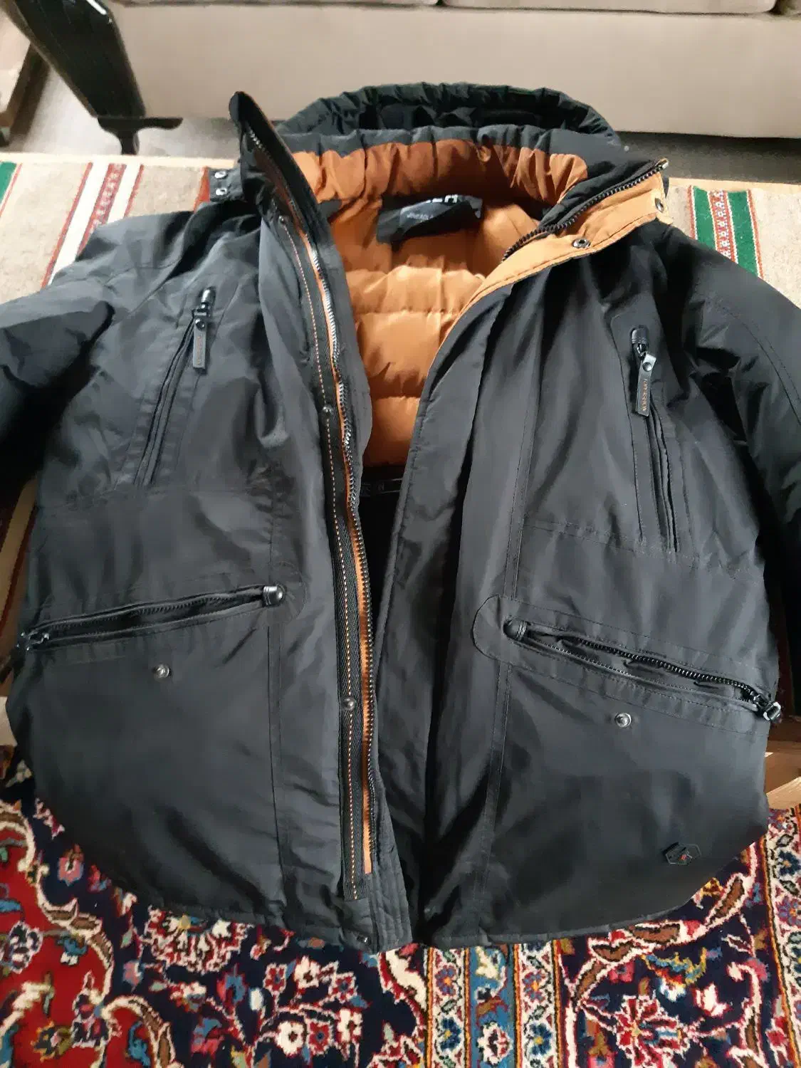 کاپشن|لباس|مرزیکلا, |دیوار