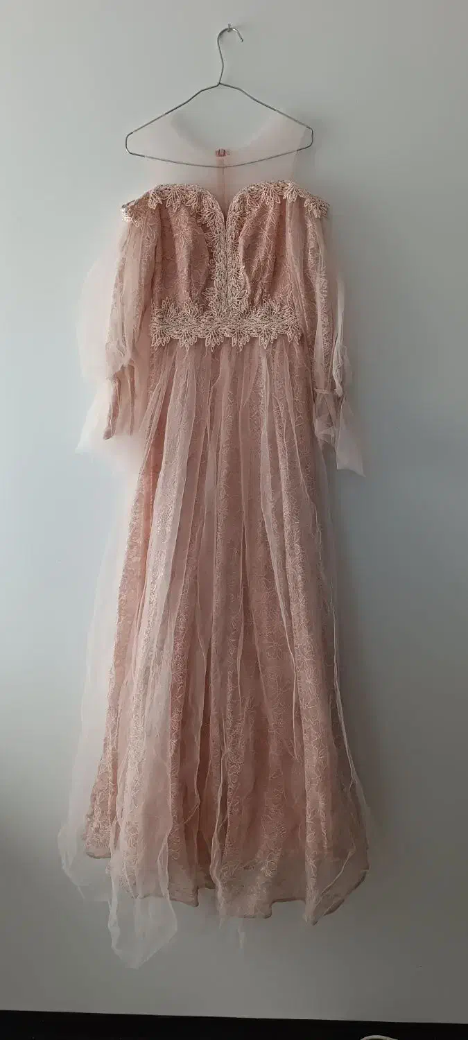 لباس مجلسی و عقد|لباس|ری, سرتخت|دیوار