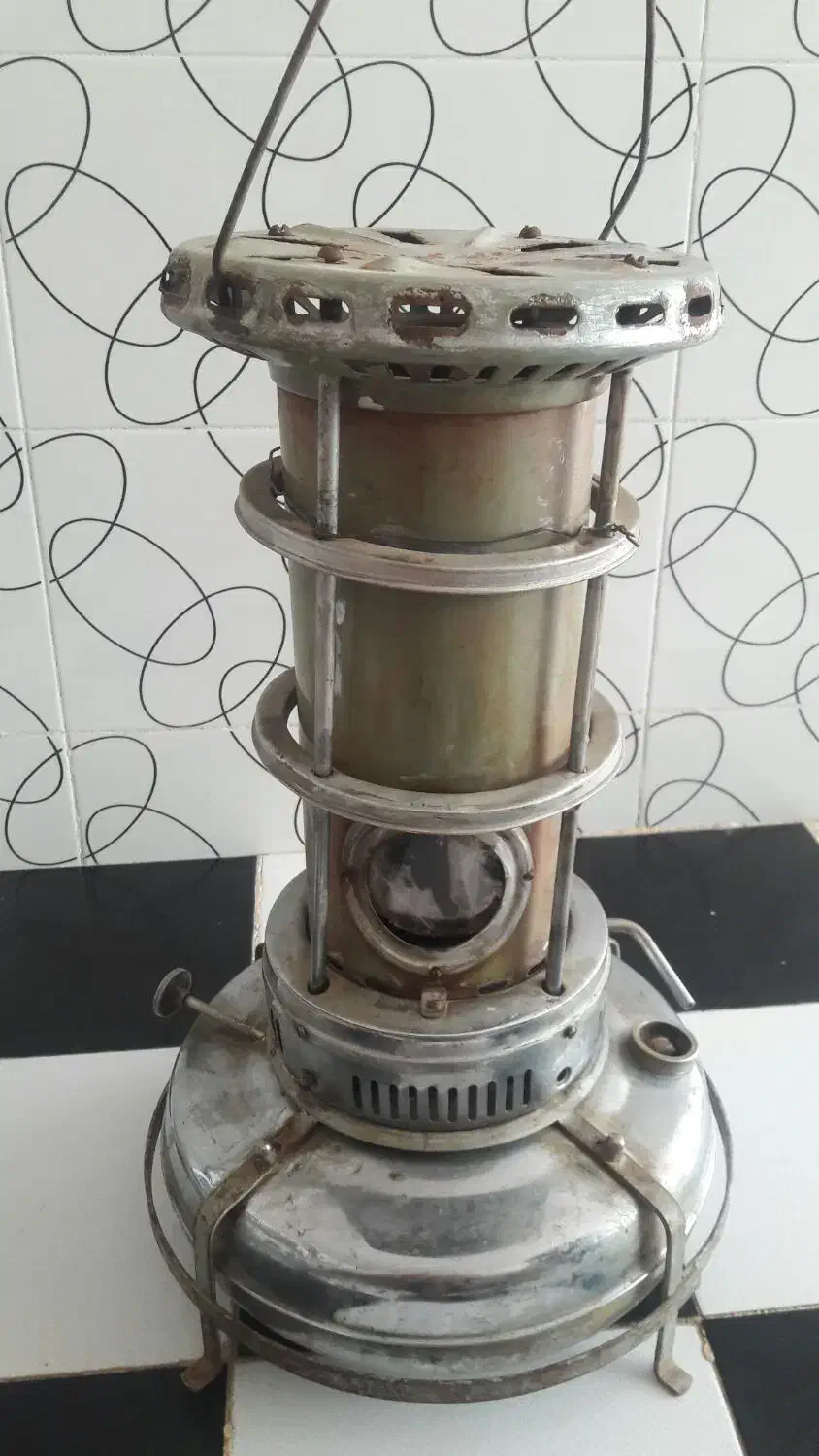 چراغ نفتی خیلی قدیمی|کلکسیون اشیاء عتیقه|شهرضا, |دیوار