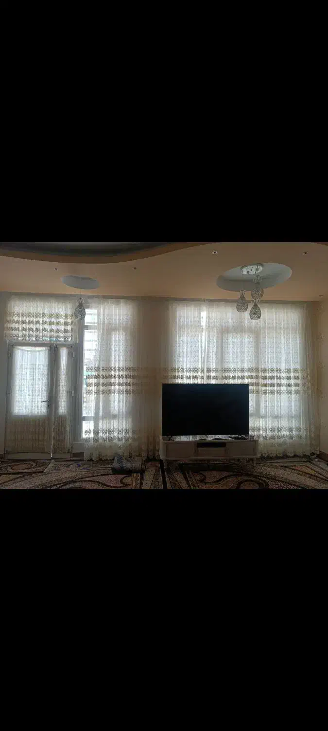 پرده حریر ب همراه دو یلان قهوه ای و کرم|پرده، رانر، رومیزی|سیرجان, |دیوار