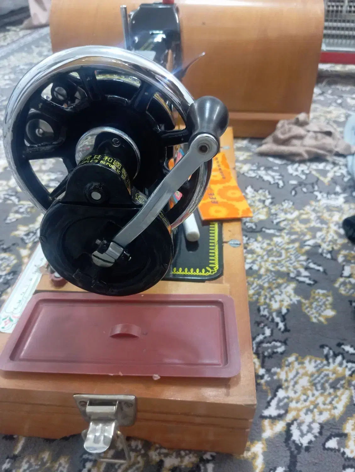 چرخ خیاطی|چرخ خیاطی و ریسندگی|فولادشهر, زاینده رود|دیوار