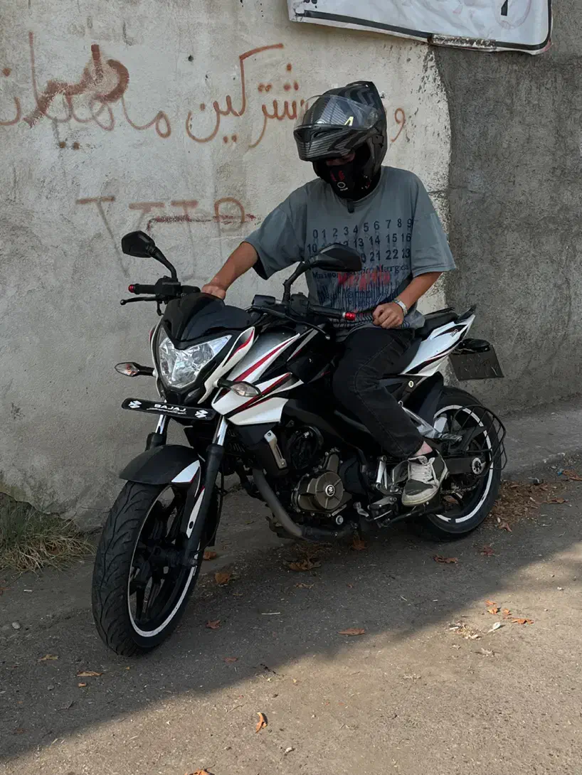 Ns 200 کاربرات|موتورسیکلت|رشت, رشتیان|دیوار