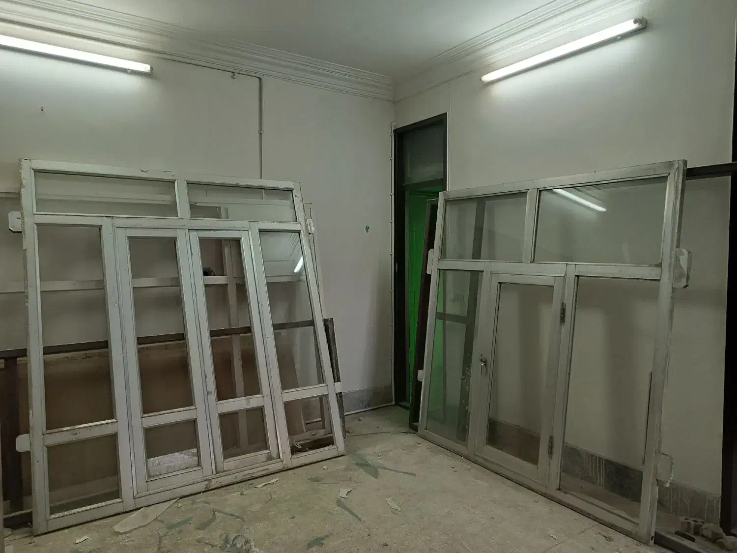 پنجره آلومینیوم در حد نو و کُم در اتاق|مصالح و تجهیزات ساختمان|تربت‌حیدریه, مظفریه|دیوار