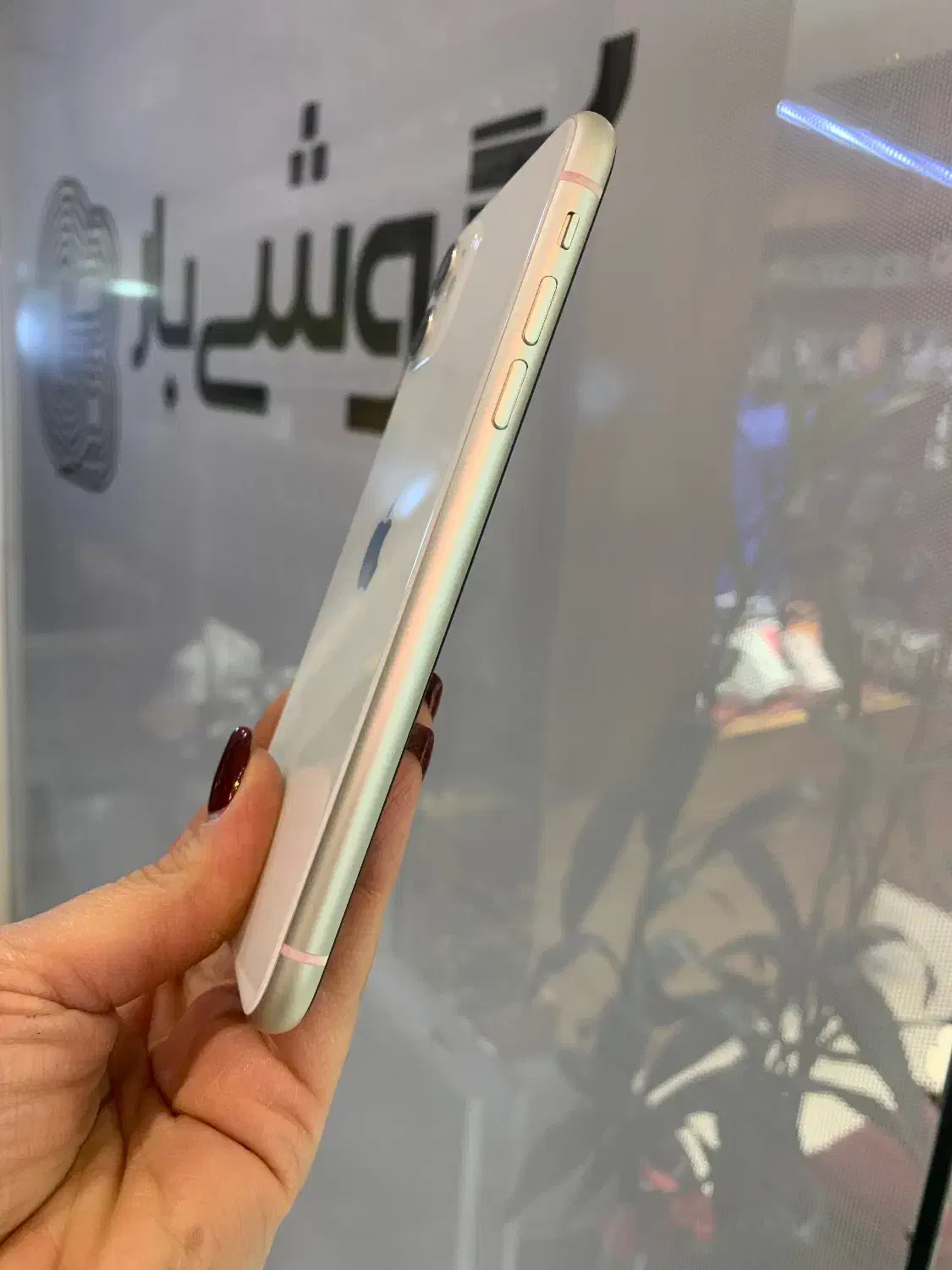 آیفون ۱۱ سفید باتری فابریک ۸۵ درصد بسیار تمیز|موبایل|اصفهان, باغ زرشک|دیوار