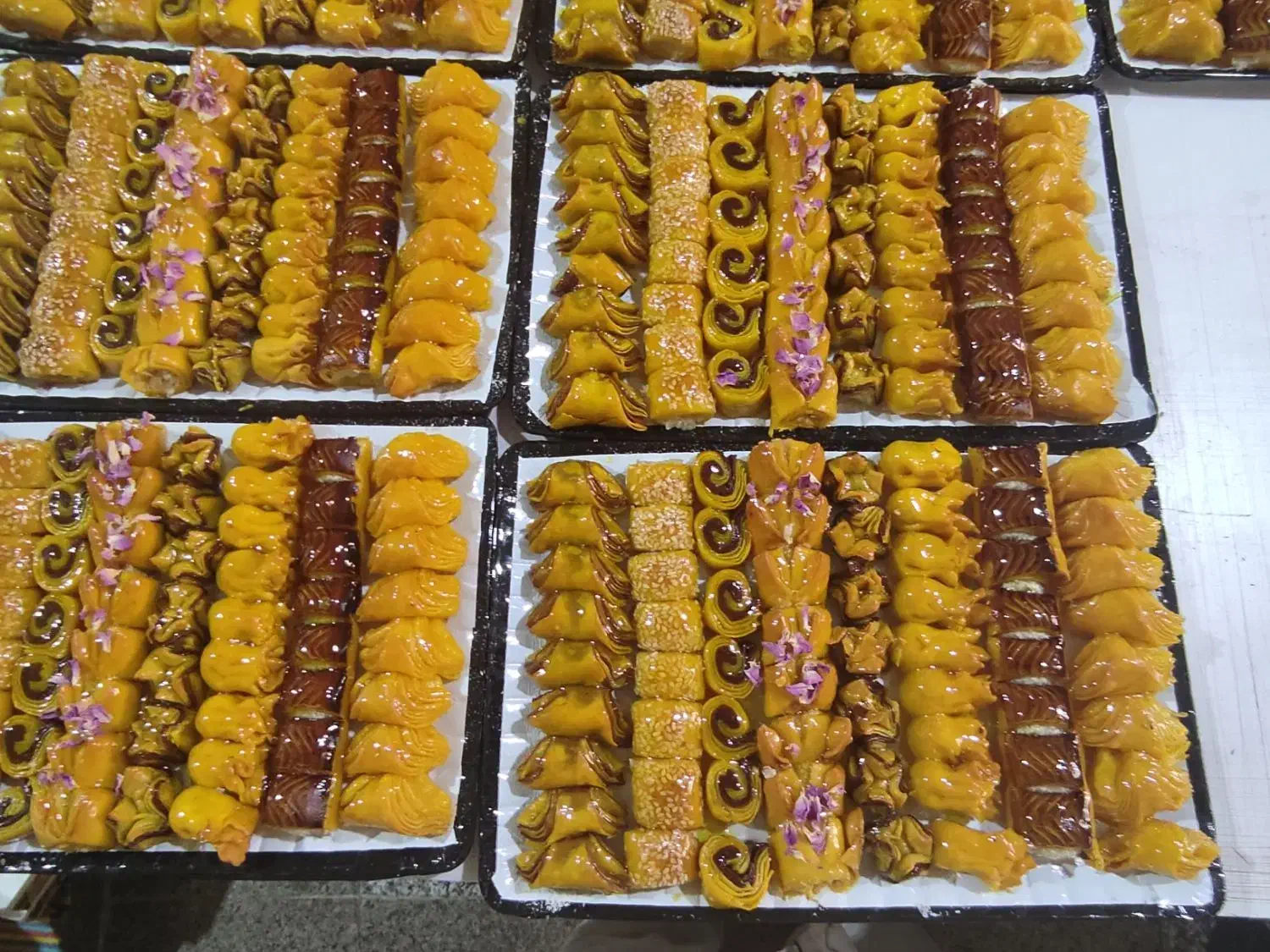 چند نفر خاتم در کارگاه شیرینی پزی نیاز مندیم|استخدام خدمات فروشگاه و رستوران|بهارستان, |دیوار