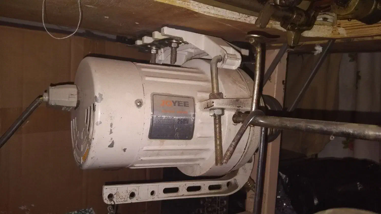 چرخ صنعتی با میز خیلی پرقدرت|چرخ خیاطی و ریسندگی|تربت جام, شهرک معلم|دیوار