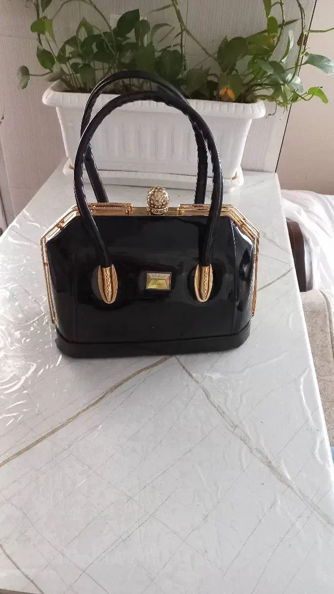 کیف دستی زنانه نو وکاملا سالم مجلسی|کیف، کفش، کمربند|پرند, فاز ۶|دیوار