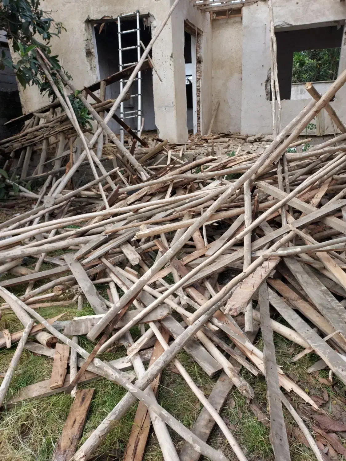 خرید کلنگی چوب قدیمی سربندی ساختمانی برای زغال|خدمات پیشه و مهارت|رشت, حومه رشت|دیوار