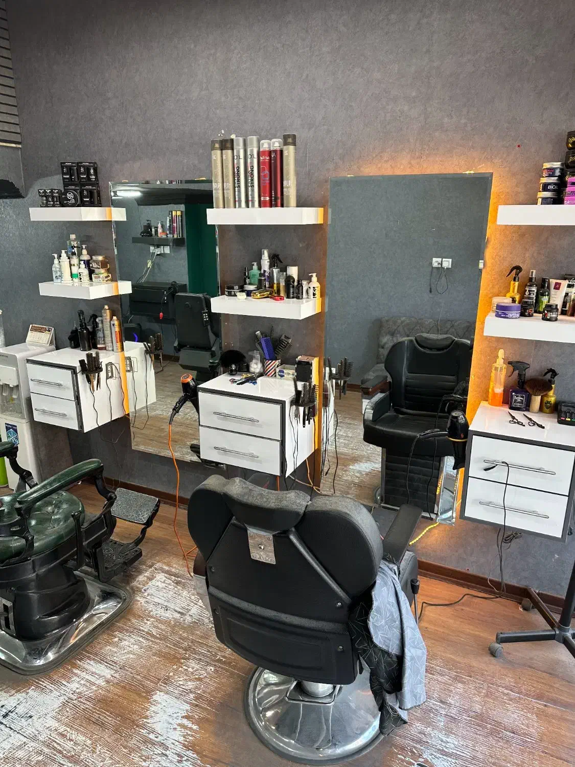 فروش دکور آرایشگاه و صندلی برقی|آرایشگاه و سالن‌های زیبایی|یزد, |دیوار