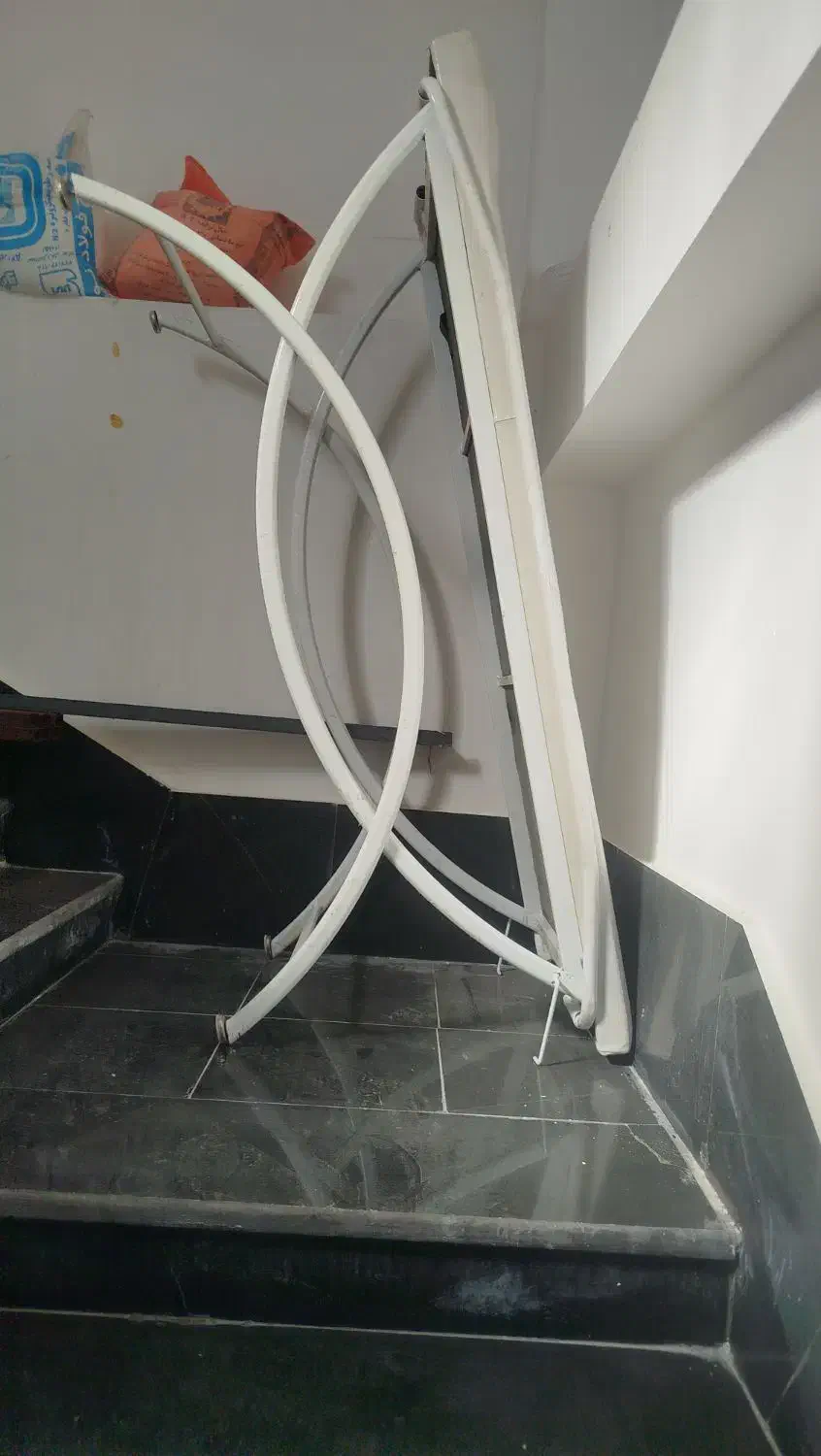 تخت سفید پایه ثابت|تخت و صندلی بچه|شیراز, شهرک ویلایی بهاران|دیوار