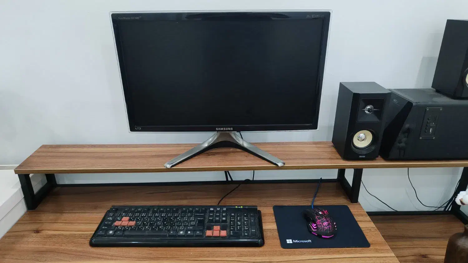 سیستم کامپیوتر همراه با میز نو|رایانه رومیزی|رشت, پیرسرا|دیوار