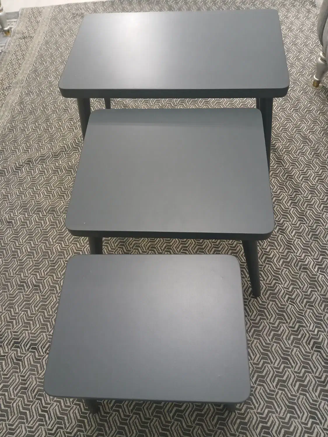 مبل ۹ نفره  چستر در حد نو همراه با عسلی ها|مبلمان خانگی و میز عسلی|تهران, شمس‌آباد|دیوار