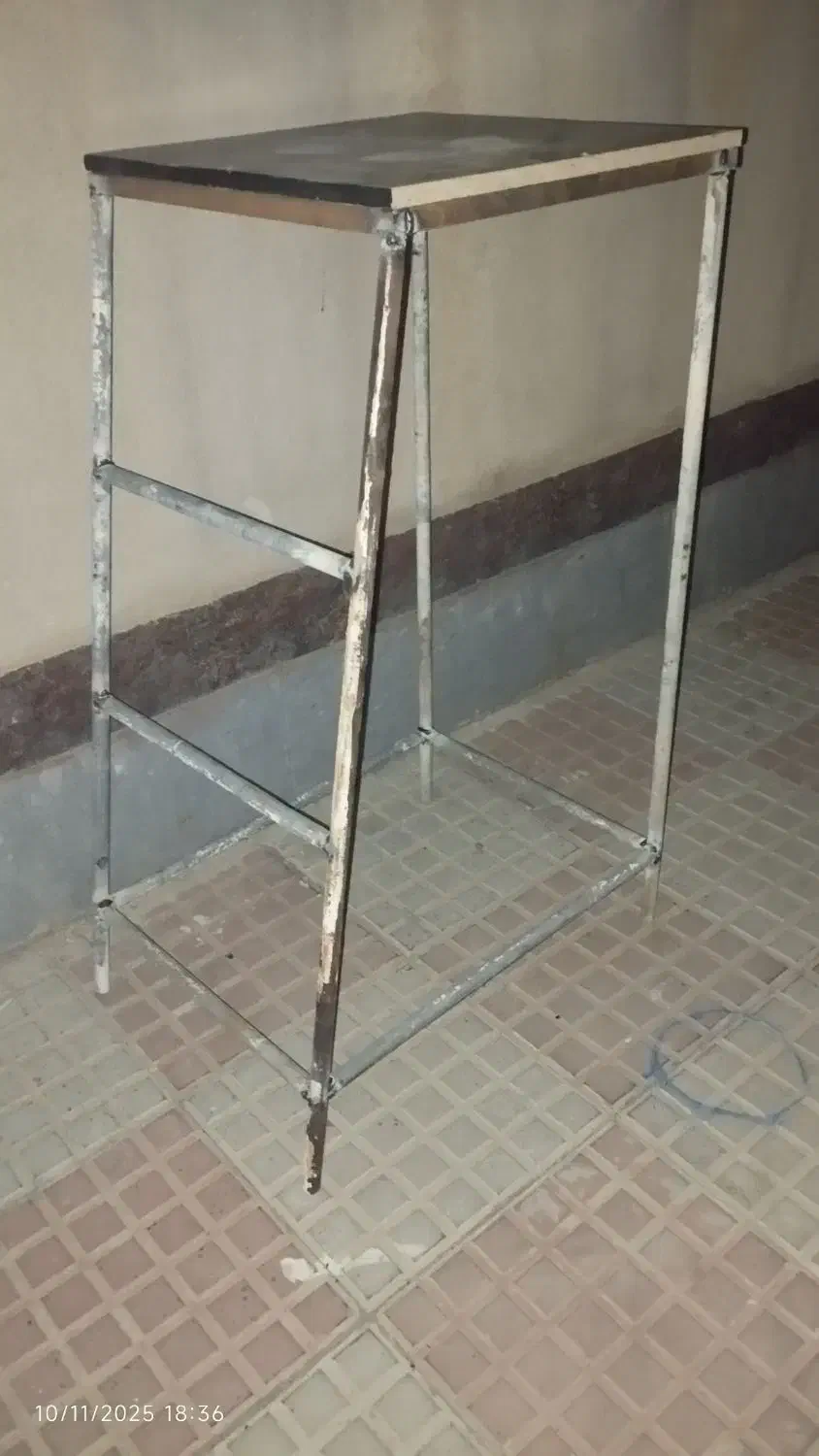 چهار پایه آهنی|صندلی و نیمکت|سهند, |دیوار