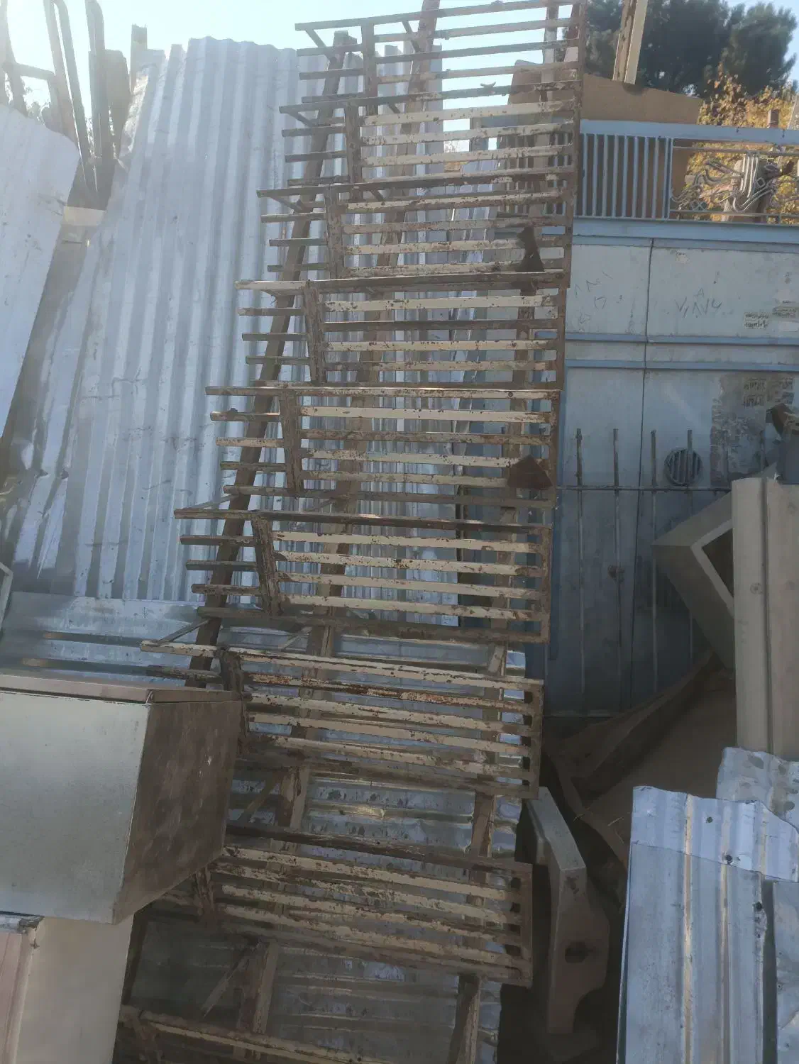 پله آهنی سالم سنگین|مصالح و تجهیزات ساختمان|مشهد, نیزه|دیوار