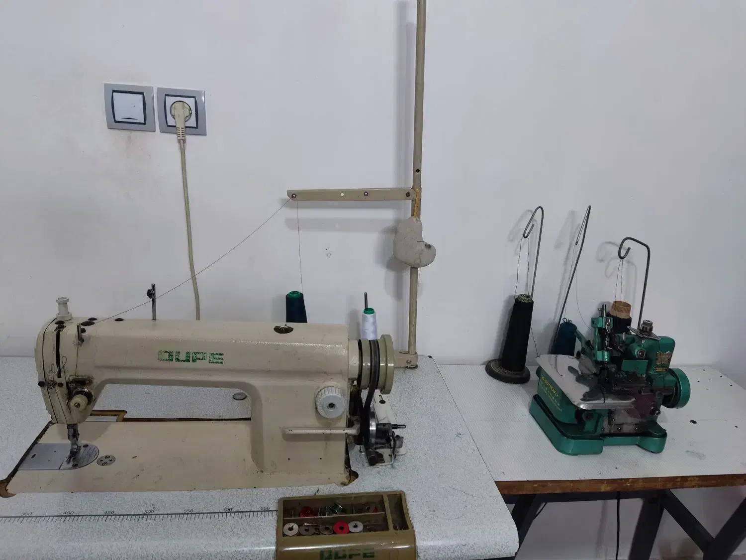 یک عدد چرخ سردوز و یک چرخ راسته دوز|چرخ خیاطی و ریسندگی|قیروکارزین, |دیوار