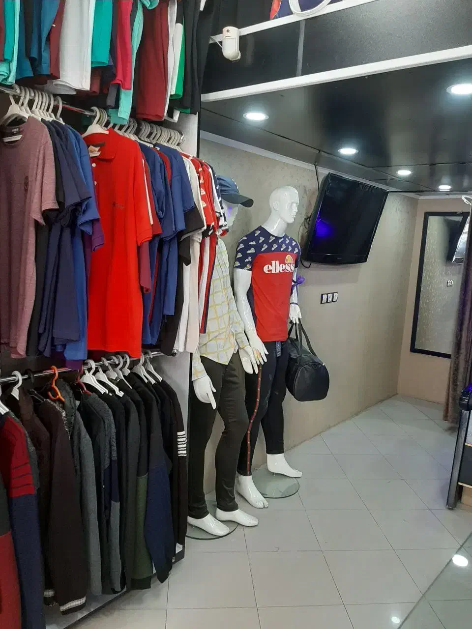 اجاره مغازه ۴۲ متر با بالکن خیابان بازارچه|اجارهٔ مغازه و غرفه|محمدشهر, محمدشهر|دیوار