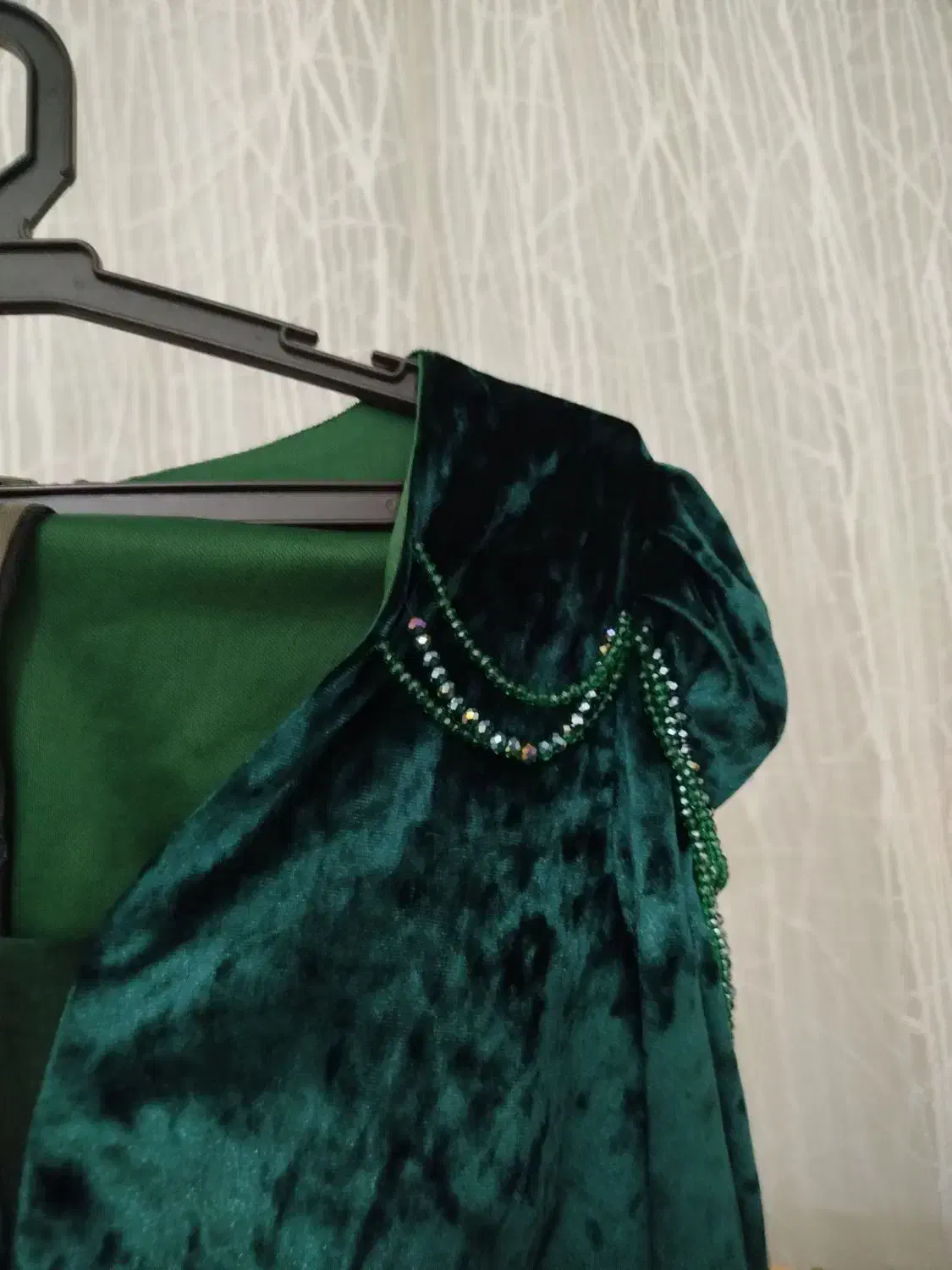 یک عدد لباس مجلسی|لباس|ارومیه, |دیوار