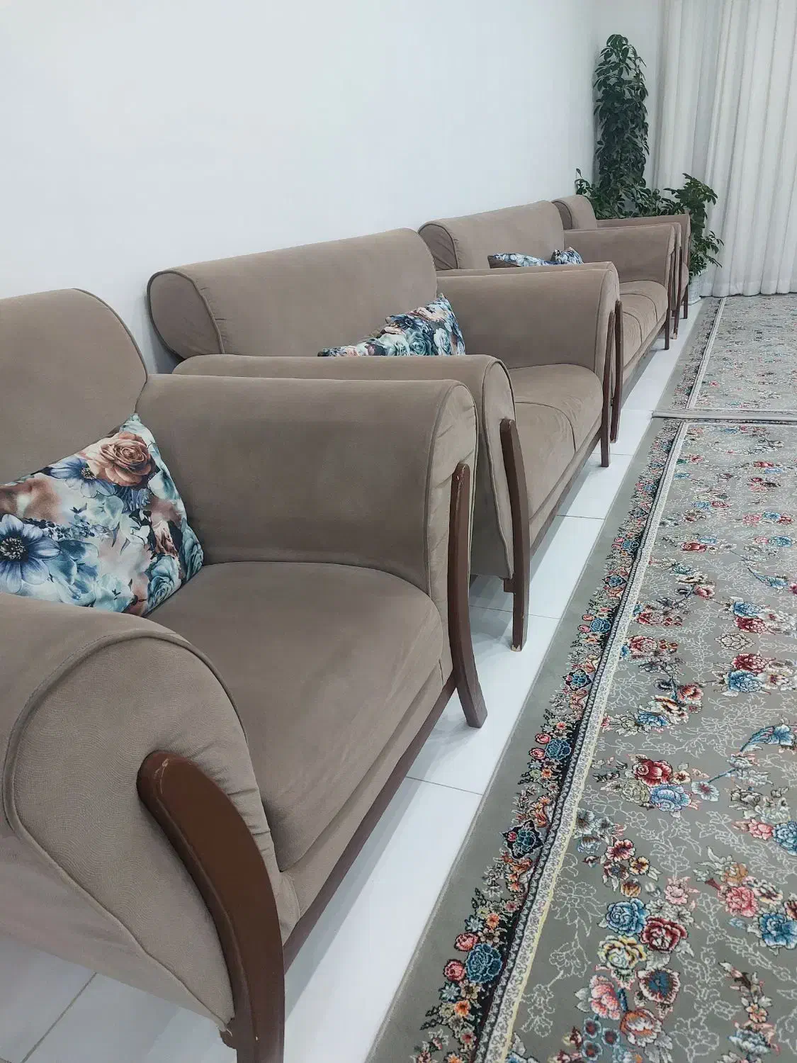 یک دست مبل هفت نفره|مبلمان خانگی و میز عسلی|ثلاث باباجانی, |دیوار