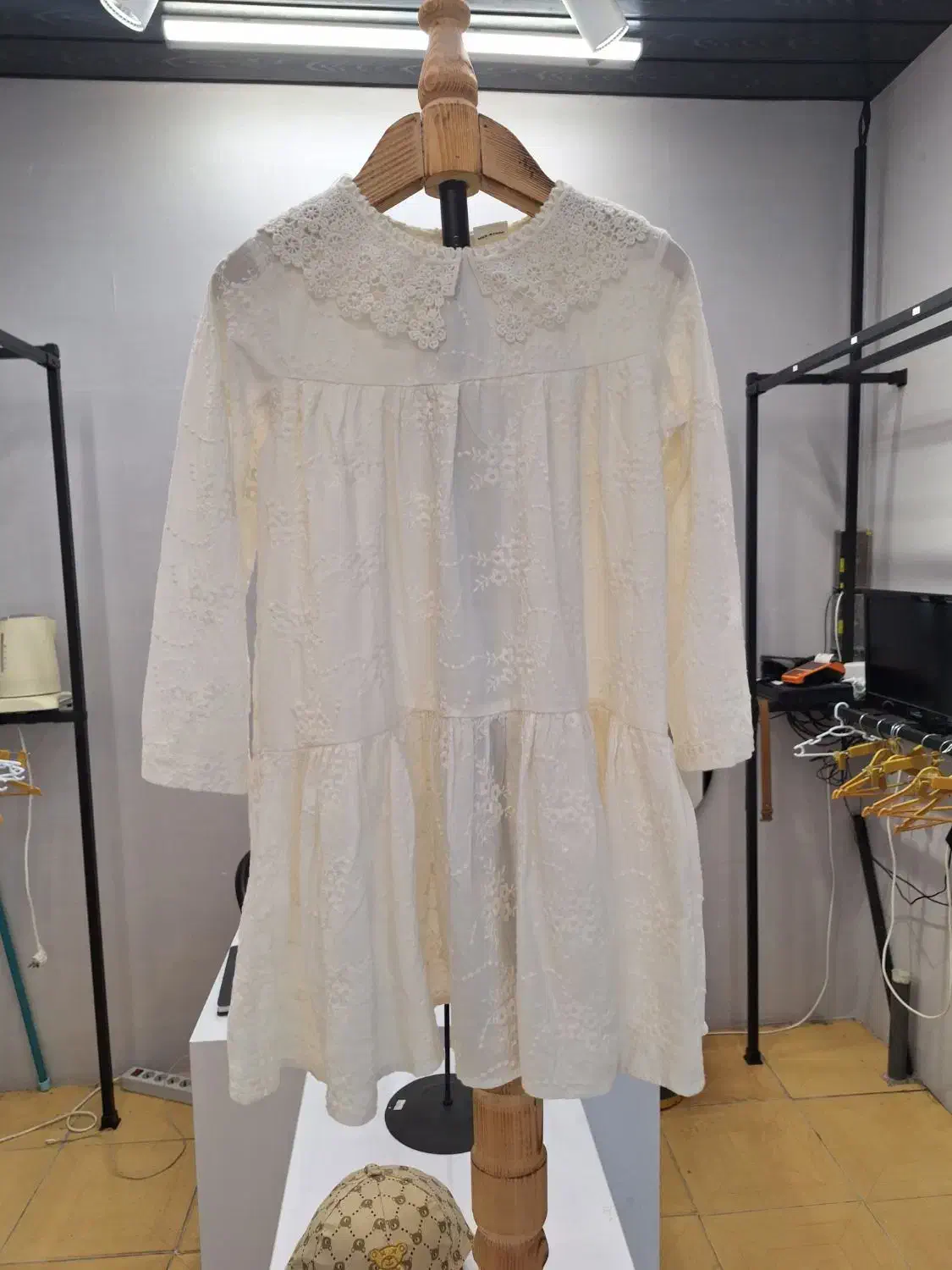 لباس وارداتی|کفش و لباس بچه|رشت, خواهر امام|دیوار