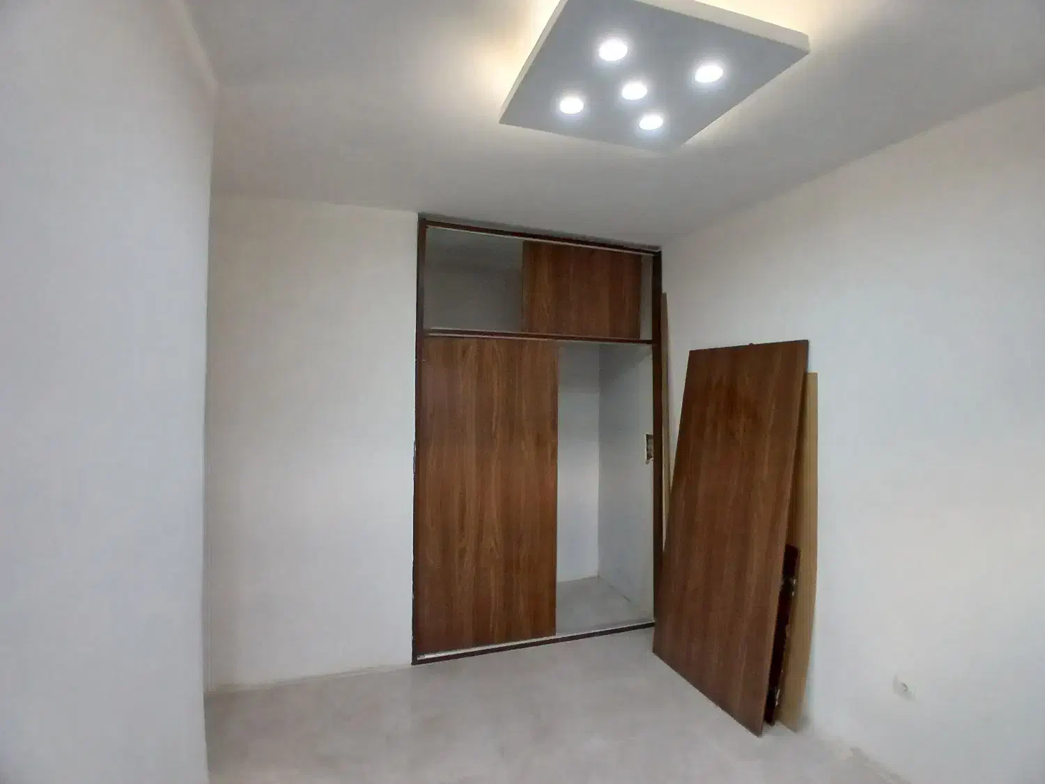 ابریشم۹۰متری/ چسب مرکز خرید پانیسان(املاک سهیل)|فروش آپارتمان|چهارباغ, |دیوار