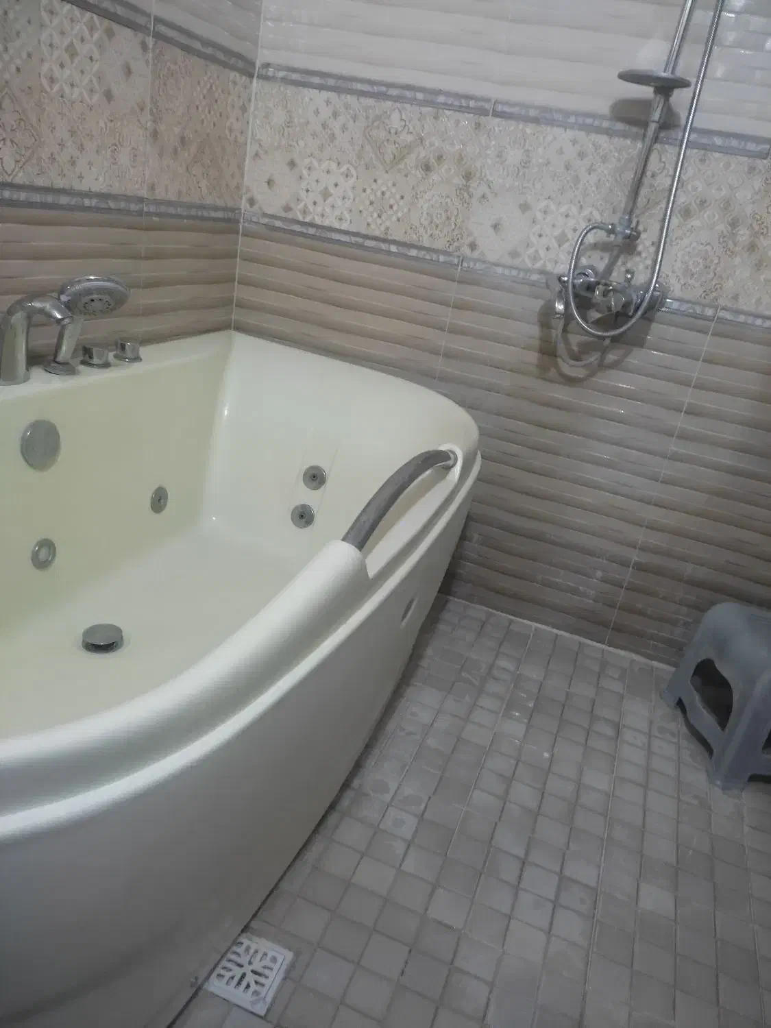 اجاره آپارتمان شیک وحیاط دار|اجارهٔ کوتاهمدت آپارتمان و سوئیت|ایلام, |دیوار