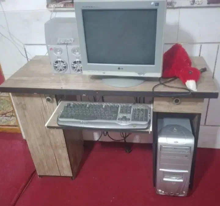 کامپیوتر قدیمی سالمه و روشن می شود.۳میلیون تومان|رایانه رومیزی|قهدریجان, |دیوار