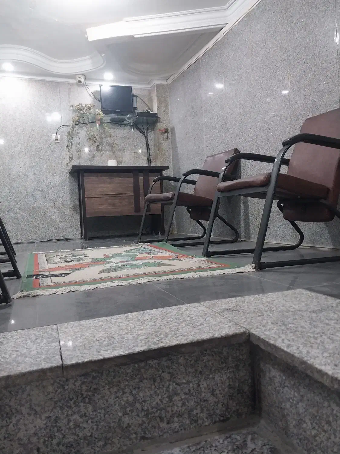 ۱۷متر مغازه زیر پله با ۱۲ متر بالکن همراه با سرویس|اجارهٔ مغازه و غرفه|تهران, زنجان جنوبی|دیوار