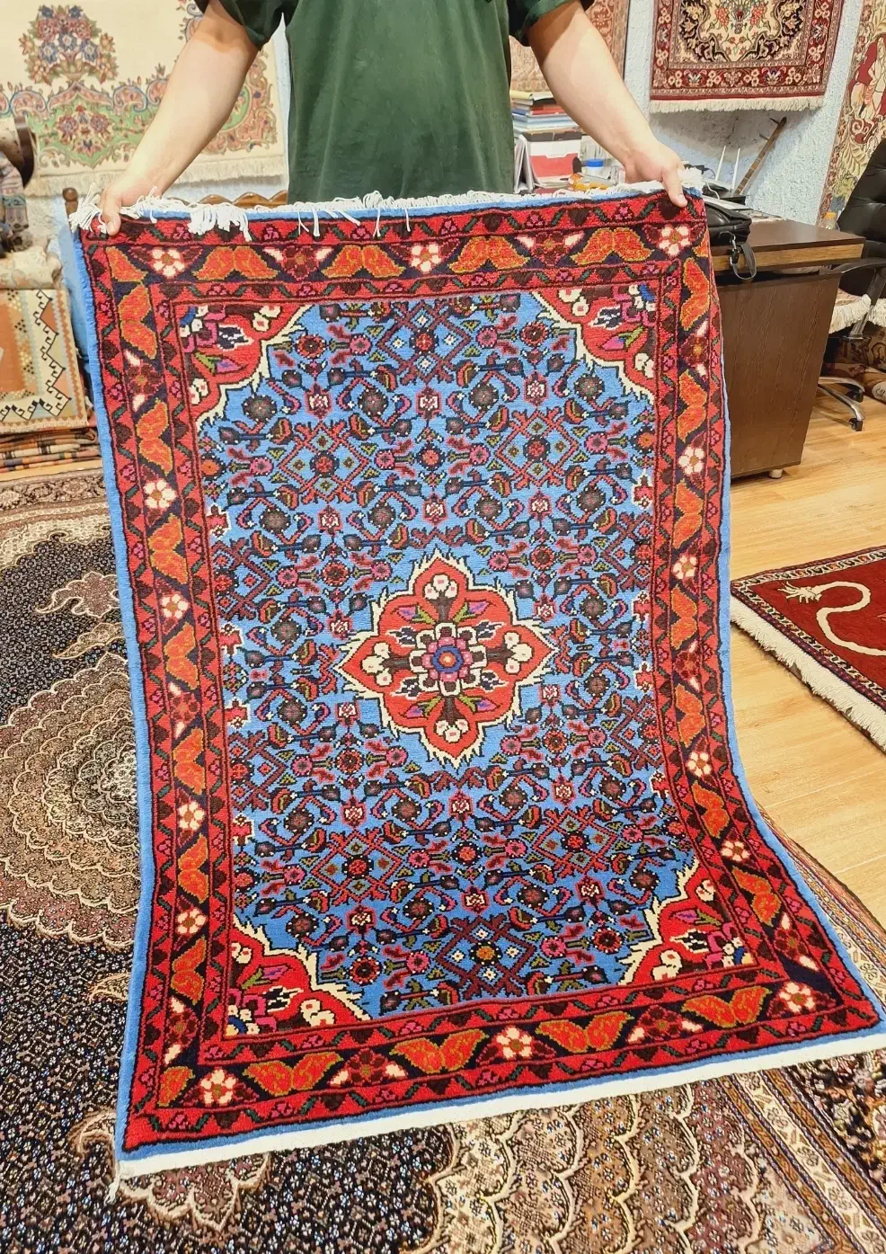 ذرع و نیم دستباف زمینه آبی حسین آباد|فرش|تهران, اکباتان|دیوار