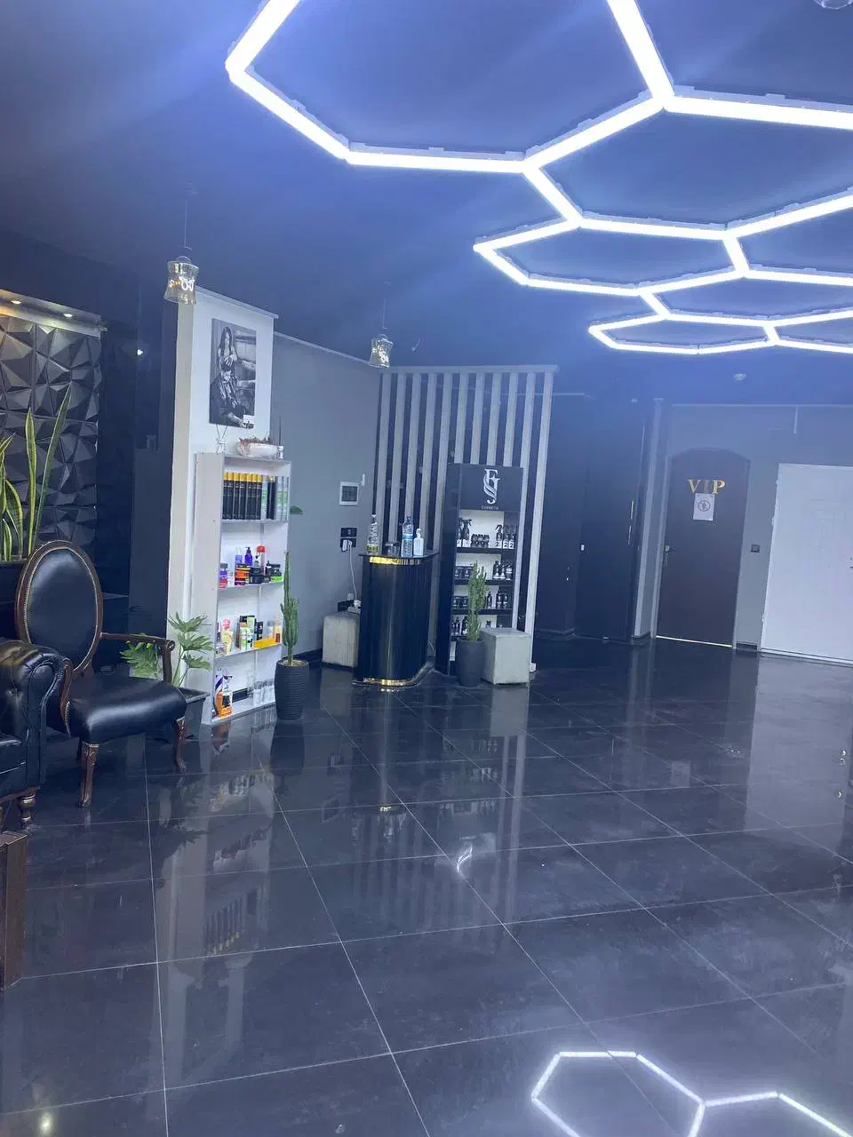 آرایشگر حرفه ای با مشتری با شرایط فوق العاده|استخدام درمانی، زیبایی، بهداشتی|مشهد, فلسطین|دیوار